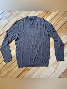 RW&CO Men’s V‑Neck Sweater – Size M